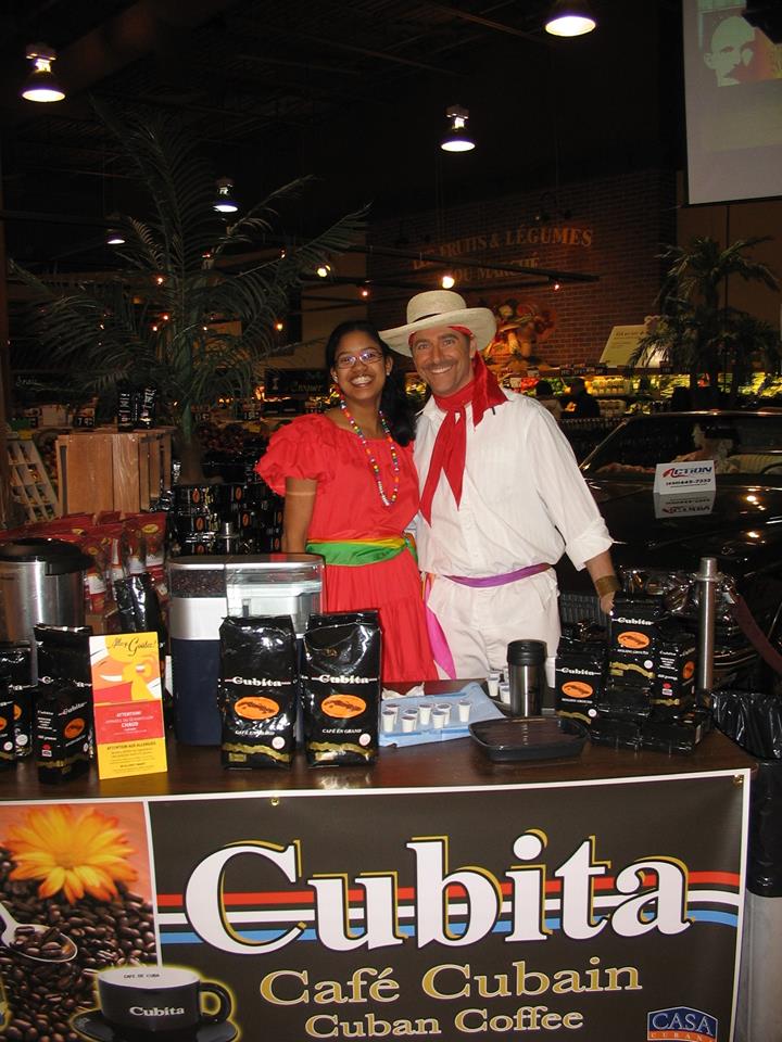 Stand publicitaire dans une épicerie de la rive sud de Montréal. Costumes cubains. Photo: Louise Jalbert